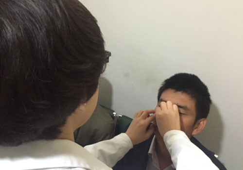 角膜移植手術(shù)，讓他終于能好好見證女兒成長