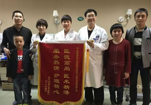 妻子陪夫輾轉求醫(yī) 在普瑞眼科角膜移植重見光明