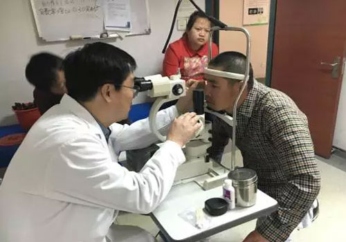 妻子陪夫輾轉求醫(yī) 在普瑞眼科角膜移植重見光明