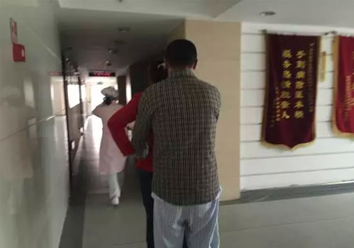 妻子陪夫輾轉求醫(yī) 在普瑞眼科角膜移植重見光明