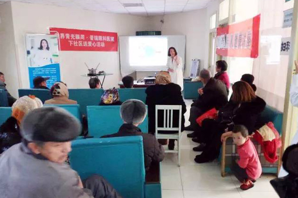 普瑞眼科為社區(qū)居民免費進行青光眼防控講座及眼部檢查