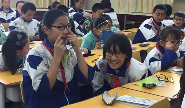 普瑞眼科為達(dá)坂城中學(xué)現(xiàn)場贈(zèng)送79副近視眼鏡