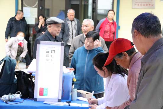 情暖重陽(yáng)節(jié)，讓愛看得見,普瑞眼科醫(yī)生走進(jìn)社區(qū)眼健康義診