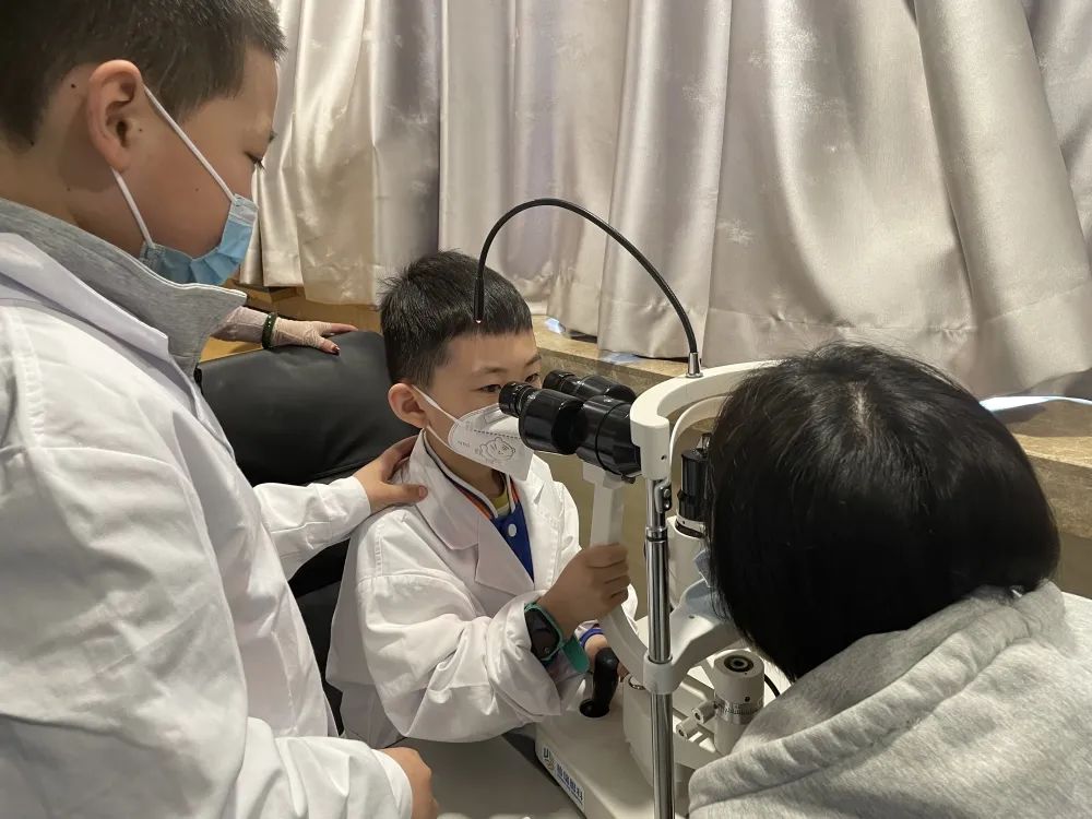 王家梁社區(qū)聯合普瑞眼科開展小醫(yī)生職業(yè)體驗活動