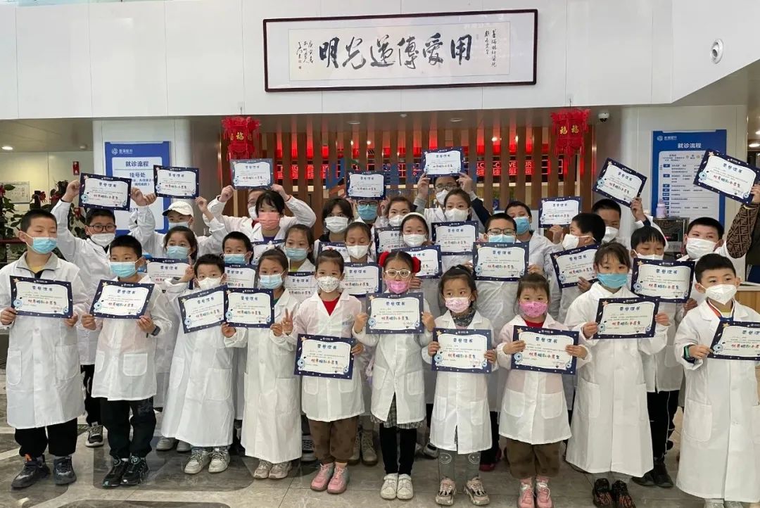 王家梁社區(qū)聯合普瑞眼科開展小醫(yī)生職業(yè)體驗活動